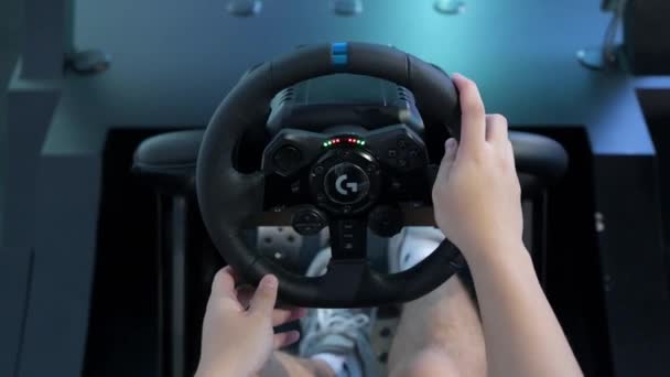 一名中国游戏玩家在参加香港电脑及通讯节期间 玩并使用专题赛车游戏中的方向盘 — 图库视频影像