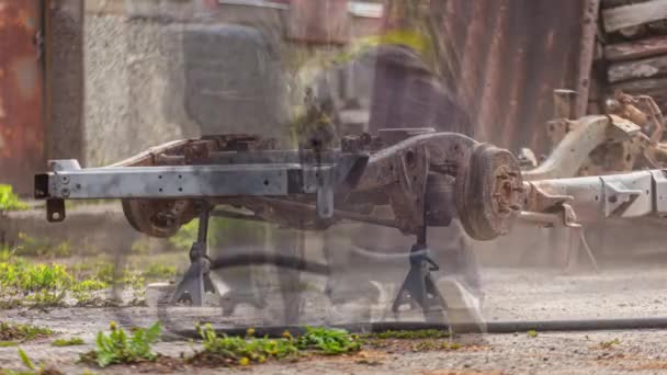 Araba Dingilini Zımparalayan Profesyonel Bir Endüstri Işçisi Zaman Aşımı — Stok video