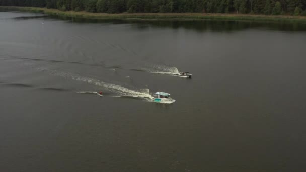 Drohnenschuss Von Surferin Auf Longboard Hinter Boot — Stockvideo