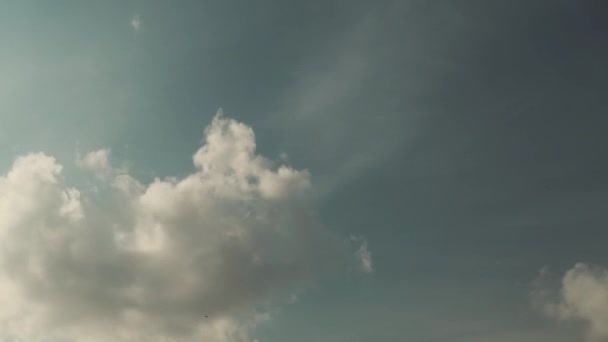 美しい時間の経過の中で晴れた日に雲と青空の中静的なショット — ストック動画