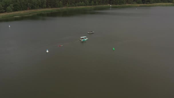 Drone Tiro Surfergirl Longboard Atrás Barco Com Câmera Barco Lado — Vídeo de Stock