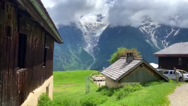 Drewniane Domki Parku Merlet Widokiem Mont Blanc Les Houches Francja — Wideo stockowe