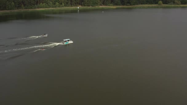 Drone Shot Του Surfergirl Longboard Πίσω Από Σκάφος Κάμερα Δίπλα — Αρχείο Βίντεο