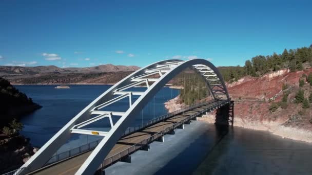 Vue Aérienne Pont Vide Dessus Baie Dans Réservoir Eau Flaming — Video