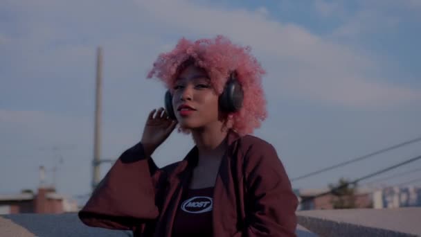Kulaklıkla Müzik Dinleyen Dişi Kadın Siyah Afro Amerikan Modeli — Stok video