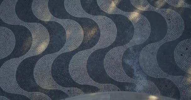 Tipico Pavimento Mosaico Ciottoli Portoghese Realizzato Mano Piazza Rossio — Video Stock