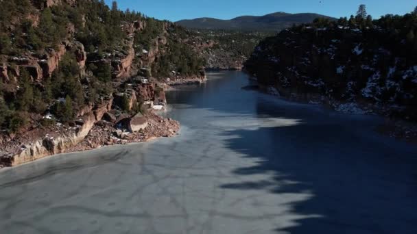 在美国乡间寒冷的冬日 飞越冰封的河流 美国犹他州怀俄明州边境绿河火烈峡谷水库 — 图库视频影像