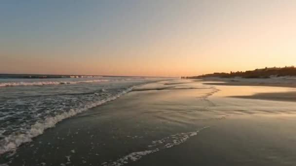 美しい色と光でサウスカロライナ州ヒルトンヘッド島の魔法のような美しい夕日のハイパーラプスを歩く — ストック動画