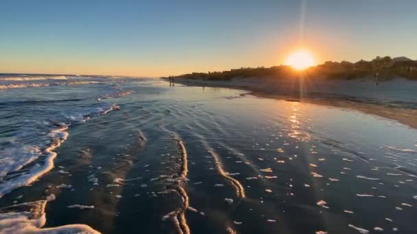 美しい色と光でサウスカロライナ州ヒルトンヘッド島の魔法の美しい夕日 — ストック動画