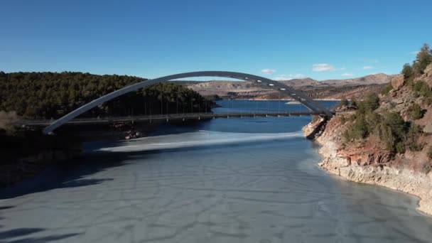 Vista Aérea Ponte Acima Baía Congelada Rio Verde Parte Reservatório — Vídeo de Stock
