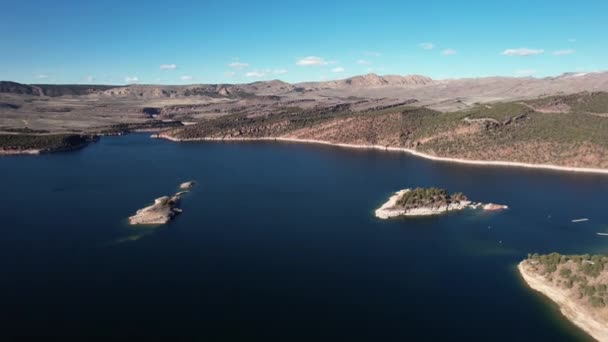 Luchtfoto Van Rocky Islets Flaming Gorge Water Reservoir Utah Wyoming — Stockvideo