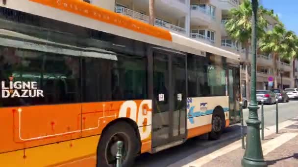 Ônibus Dirigindo Rua Beaulieu Sur Mer Comuna França Pov — Vídeo de Stock