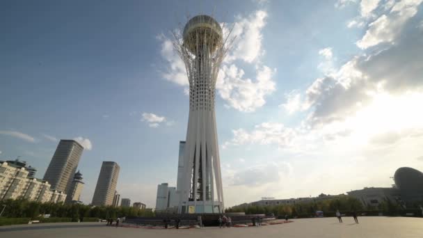 Astana Bayterek Tower Plaza Panorámica Hacia Arriba Ver Archivos Nacionales — Vídeos de Stock