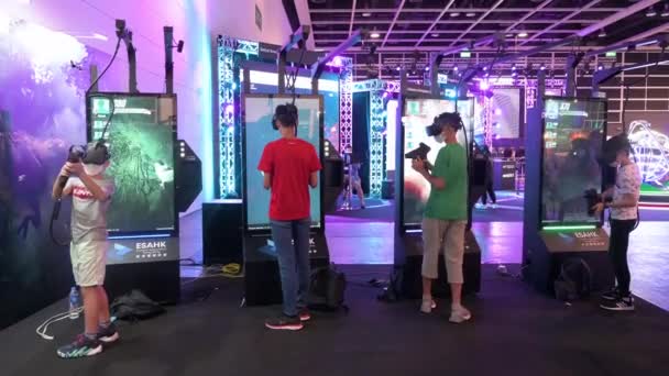 Ungdomar Kinesiska Spelare Och Besökare Spelar Virtual Reality Multiplayer Skytte — Stockvideo