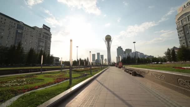 Сад Бульвар Нурзоль Впадающий Древо Жизни Байтерек Башня Астана Казахстан — стоковое видео