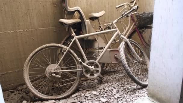 Δύο Εγκαταλελειμμένα Ποδήλατα Σκασμένα Λάστιχα Αριστερά Ακουμπισμένα Έναν Αμμώδη Τοίχο — Αρχείο Βίντεο