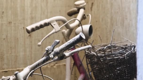 Δύο Εγκαταλελειμμένα Σπασμένα Τιμόνια Ποδηλάτων Αριστερά Ακουμπισμένα Έναν Αμμώδη Τοίχο — Αρχείο Βίντεο