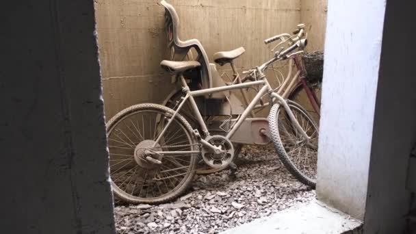 버려진 자전거와 타이어는 돌무더기 있었습니다 의자에 흙으로 뒤덮인 — 비디오
