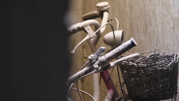 Εγκαταλελειμμένα Σπασμένα Τιμόνια Ποδηλάτων Αριστερά Ακουμπισμένα Έναν Αμμώδη Τοίχο Καλυμμένα — Αρχείο Βίντεο