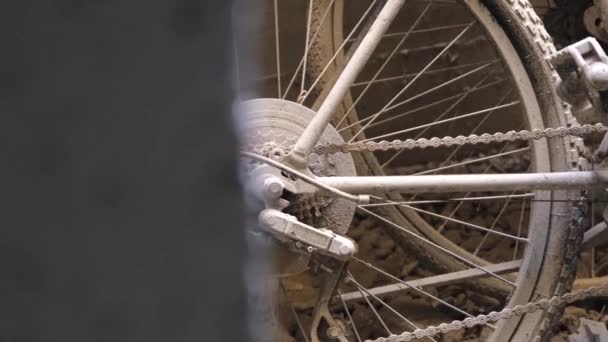 Два Брошенных Велосипеда Спущенными Шинами Оставленными Опирающимися Песчаную Стену Обломках — стоковое видео