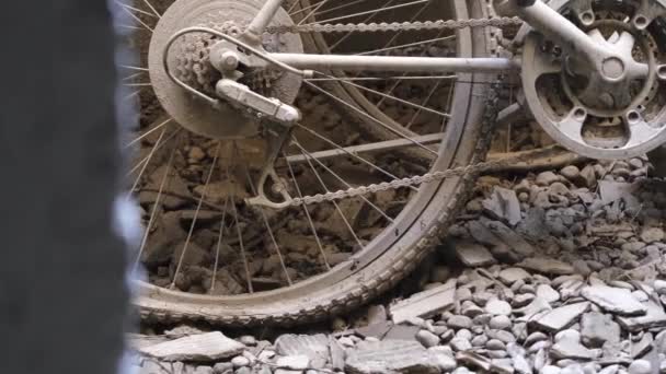 Брошенные Велосипеды Спущенными Шинами Оставленными Опирающимися Песчаную Стену Обломках Покрытой — стоковое видео