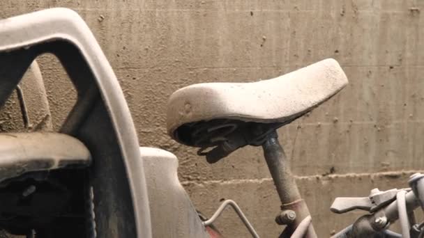 放置された自転車の鞍砂の壁にもたれて左 チャイルドシート付き 汚れで覆われています — ストック動画
