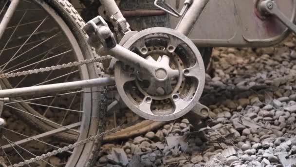버려진 자전거 기대어 흙으로 뒤덮인 돌무더기 버려져 — 비디오