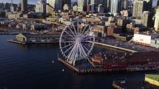 Aerial View Circling Seattle Great Wheel Revealing Skyline City Golden — Stock Video