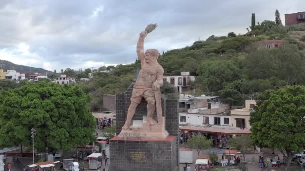 Aérea Vista Épica Una Estatua Guerrero Mexicano Ciudad Guanajuato México — Vídeos de Stock