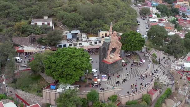 グアナファトとダウンタウンの象徴的な像の素晴らしいパノラマビュー ドローンビュー — ストック動画