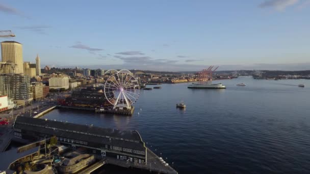 Vista Aérea Ferry Que Llega Puerto Seattle Durante Hora Dorada — Vídeos de Stock