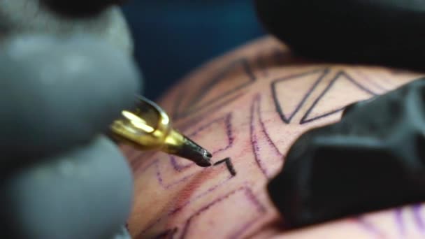 Close Máquina Tatuagem Tatuando Padrão Macro Corpo — Vídeo de Stock