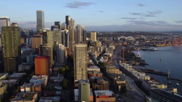 Vliegen Pike Place Market Richting Hoogbouw Het Central Business District — Stockvideo