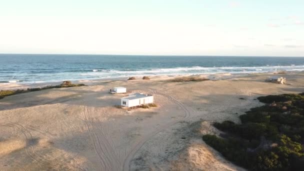 ウルグアイの空の景色の中の砂と海 — ストック動画