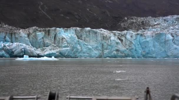 米国アラスカ州の青い氷河の氷の壁に向かって移動フェリーから撮影Pov — ストック動画