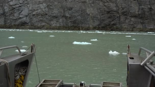 アラスカの氷河湖で氷の塊の中を運転している間にランプを持ち上げる輸送フェリー — ストック動画
