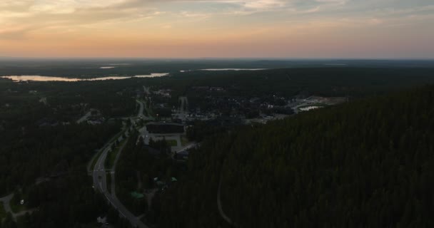 フィンランドのラップランドで真夜中の太陽の下でレヴィの町を見下ろす空の景色 — ストック動画