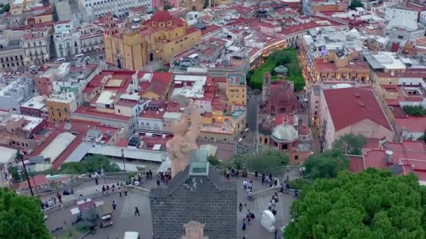 Antenni Eeppinen Panoraamanäkymä Guanajuaton Keskustaan Kuuluisa Patsas Meksikossa Lennokki Näkymä — kuvapankkivideo