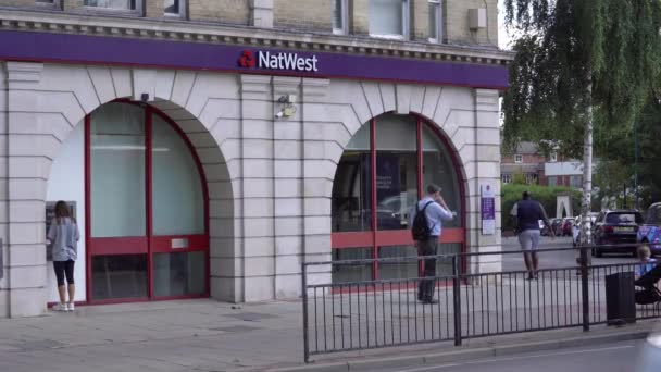 一个人从Wanstead大街的Natwest银行的取款机里取钱静态的 — 图库视频影像
