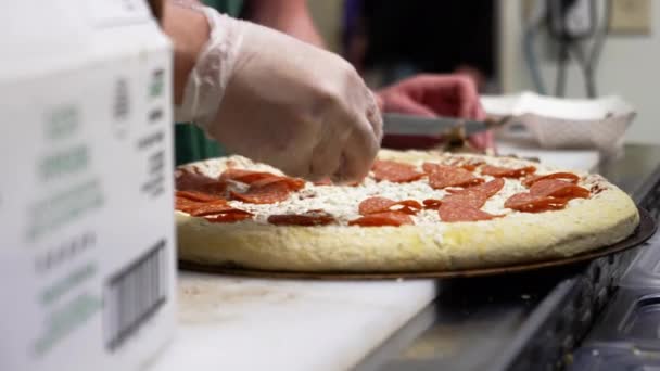 Pizza Chef Mette Sottilmente Affettato Salame Peperoncino Sopra Salsa Formaggio — Video Stock