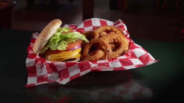 Cheeseburger Anelli Cipolla Sulla Parte Superiore Bar Con Uomo Piedi — Video Stock