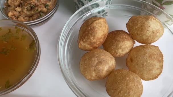 Πιάτο Γυάλινο Imli Pani Και Γέμιση Aloo Masala Chokha Panipuri — Αρχείο Βίντεο