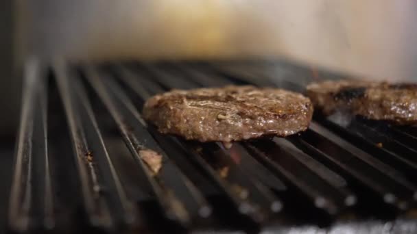 Izgarada Yağlar Cızırdar Burger Köfteleri Alevler Içinde Yanarken Sürgülü — Stok video