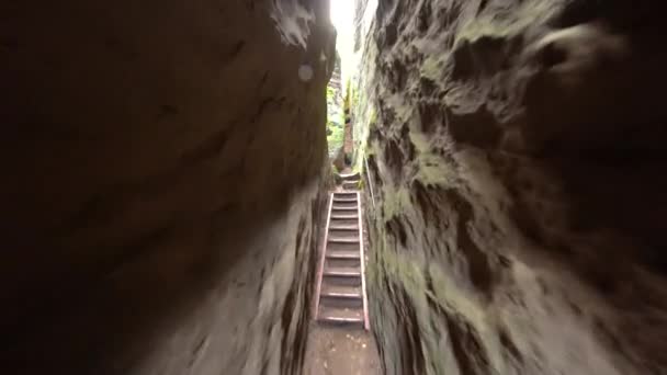 Durch Eine Enge Gasse Zwischen Zwei Felstürmen Böhmischen Paradies Tschechien — Stockvideo