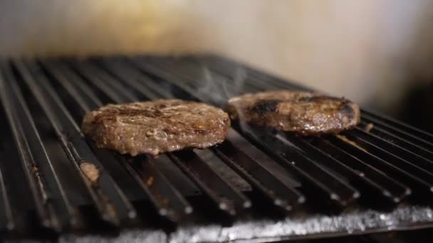 햄버거 슬라이더 연기가 에서솟아오르는 — 비디오