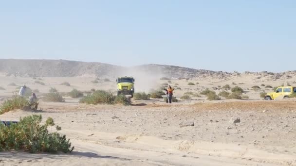 Dakar Rallisi Sırasında Sıcak Arid Arap Çölü Nde Hızlı Bir — Stok video