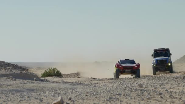 Samochód Wyścigowy Przekroczenie Prędkości Cross Country Suchej Pustyni Dakar Road — Wideo stockowe