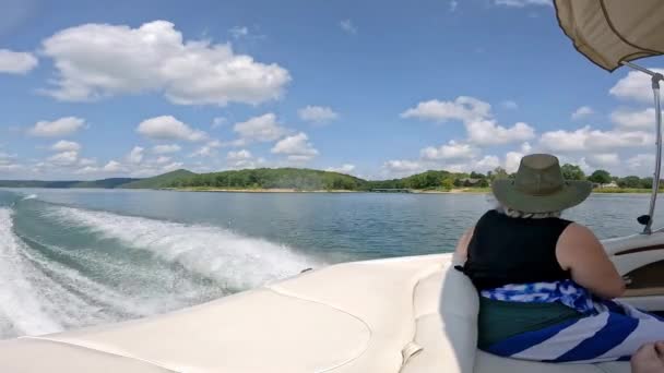 Femme Arrière Cockpit Bateau Sport Qui Navigue Sur Lac Table — Video