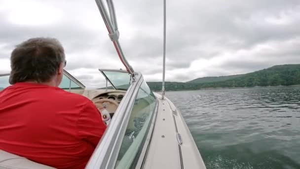 Πίσω Μέρος Του Ανθρώπου Κόκκινο Πουκάμισο Οδήγηση Ενός Αθλητικού Σκάφους — Αρχείο Βίντεο