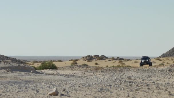 Dakar Fuoristrada Veicolo Rally Che Attraversa Deserto Lasciando Tracce Polvere — Video Stock